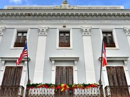 das im kolonialstil erbaute städtische regierungsgebäude von san juan, puerto rico. foto