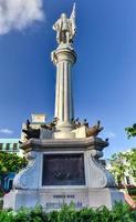 Plaza Colon im alten San Juan, Puerto Rico mit einer Statue von Christopher Columbus. foto