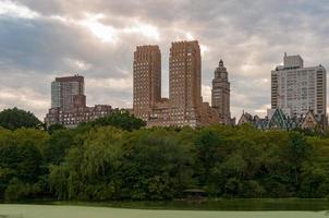 Blick auf Apartments mit Blick auf das Wintergartenwasser im Central Park, New York City. foto