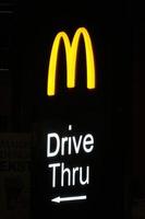 west java, indonesien im juli 2022. leuchtendes mcdonalds restaurantschild gegen nachthimmel. Logo von mcd Drive-Thru. foto