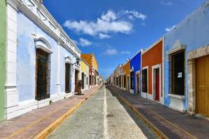 Helle Farben in Kolonialhäusern an einem sonnigen Tag in Campeche, Mexiko. foto
