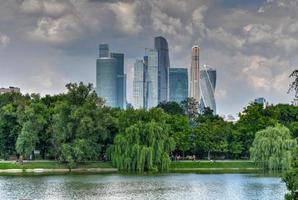 Aufsteigende Wolkenkratzer der Stadt Moskau vom Nowodewitschi-Kloster aus gesehen. foto