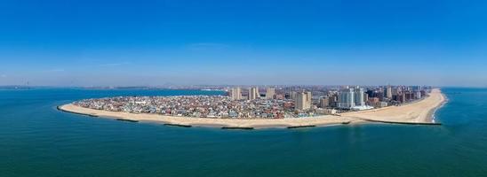 Panoramablick auf das südliche Brooklyn, einschließlich Coney Island, Brighton Beach mit Manhattan im Hintergrund. foto