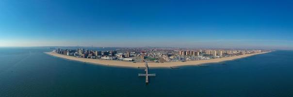 Panoramablick auf das südliche Brooklyn, einschließlich Coney Island, Brighton Beach mit Manhattan im Hintergrund. foto