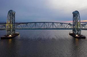 Marine Parkway-Gil Hodges Memorial Bridge von Rockaway aus gesehen, Queens in der Abenddämmerung. 1937 gebaut und eröffnet, war es die weltweit längste vertikale Hubspanne für Automobile. foto