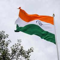 Indien-Flagge, die hoch am Connaught-Platz mit Stolz auf den blauen Himmel fliegt, Indien-Flagge flattert, indische Flagge am Unabhängigkeitstag und Tag der Republik Indien, Schuss nach oben geneigt, indische Flagge schwenkend, Har Ghar Tiranga foto