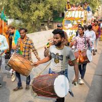 delhi, indien, 02. dezember 2022 - bharatiya janata party bjp-unterstützer während der mega-roadshow zur unterstützung des bjp-kandidaten pankaj luthara, um nominierungsunterlagen vor den mcd-wahlen zur lokalen körperschaft 2022 einzureichen foto