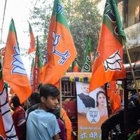 delhi, indien, 02. dezember 2022 - bharatiya janata party bjp-unterstützer während der mega-roadshow zur unterstützung des bjp-kandidaten pankaj luthara, um nominierungsunterlagen vor den mcd-wahlen zur lokalen körperschaft 2022 einzureichen foto