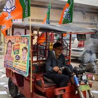 delhi, indien, 02. dezember 2022 - bharatiya janata party bjp-unterstützer während der mega-roadshow zur unterstützung des bjp-kandidaten pankaj luthara, um nominierungsunterlagen vor den mcd-wahlen zur lokalen körperschaft 2022 einzureichen foto