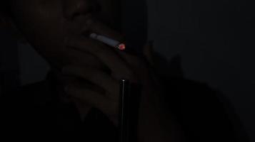 Raucher zündet sich mit einem Gasfeuerzeug eine Zigarette an. foto