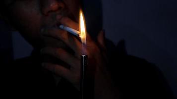Raucher zündet sich mit einem Gasfeuerzeug eine Zigarette an. foto