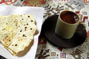 reise nach kappadokien, türkei. die tasse aromatisierten türkischen kaffee mit türkischem pfannkuchen. foto