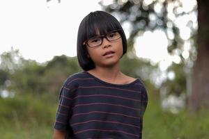 Porträt eines Kindes mit Brille mit unscharfem Hintergrund. foto
