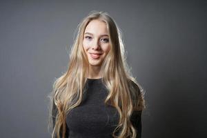 Teenager-Mädchen mit langen blonden Haaren und strahlend foto