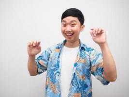 asiatischer mann blaues hemd glückliches gefühl, das über urlaub tanzt foto