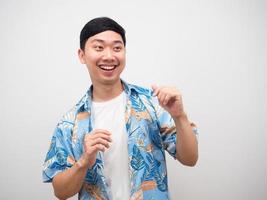 asiatischer mann blaues hemd glückliches lächeln, das über urlaub tanzt foto