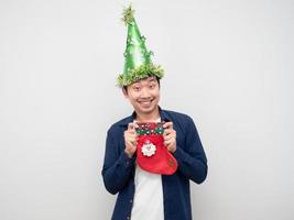 asiatischer mann, der weihnachtsstrumpf glückliche gefühle mit feier hält foto