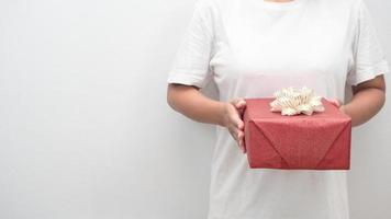 Frau mit Geschenkbox Ernte erschossen weißen Hintergrund foto