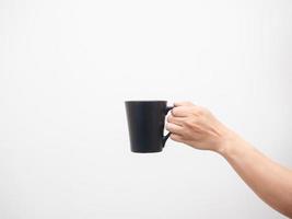 Hand hält Kaffeetasse weiß isoliert foto