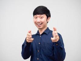 asiatischer mann doppelfinger auf sie lächeln gesicht und fröhlich, mann geste wählen sie porträt foto
