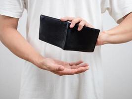 Crop Shot von Mann Hand schütteln leere Brieftasche finden Geld Konzept foto