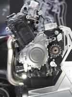 Nahaufnahme Detail neuer Motor des Autos glänzend und sauber von der Industrie, metallisches Motorgetriebe des Autotransportkonzepts foto