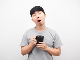 Mann hält Kaffee Gefühl schläfrig Geste gähnen weißen Hintergrund foto
