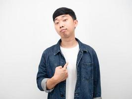asiatischer mann jeanshemd zeigen finger auf sich selbst arrogantes gesicht isoliert foto