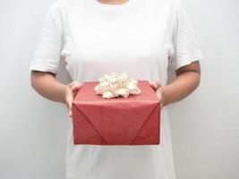 Crop Shot Frau Hand hält rote Geschenkbox whote Hintergrund foto