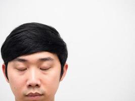 nahaufnahme gesicht asiatischer mann augen schließen kopfschuss weißer hintergrund kopierraum foto