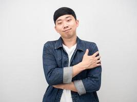 asiatischer mann jeanshemd umarmung körper liebe selbst emotion foto