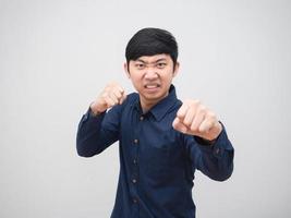 asiatischer mann haltung und schlag ernstes gesicht porträt weißer hintergrund foto