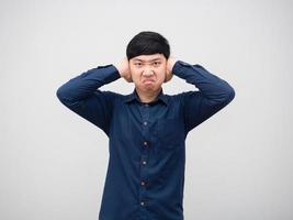 Wütender Mann schließt sein Ohr mit unglücklichem Gesicht Porträt weißer Hintergrund, asiatische wütende Emotion foto