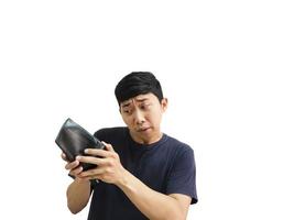 porträt junger asiatischer mann aufgeregt mit brieftasche in der hand schwarzer farbe weißer hintergrund isolieren foto