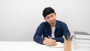 mann geste gelangweilt zum arbeiten und lesen buch auf dem tisch kopieren platz foto