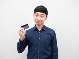 asiatischer mann, der kreditkarte glückliche gefühle hält foto