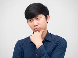 Nahaufnahme asiatischer Mann ernstes Gesicht und etwas denken Porträt weißer Hintergrund foto