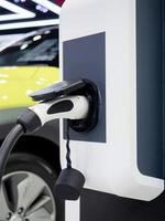 elektrischer ladefahrzeugstecker zum aufladen der batterie des autos mit sauberer energie für das zukunftskonzept foto