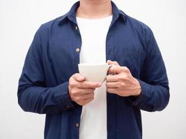 Mann blaues Hemd hält Kaffeetasse Ernte erschossen weißen Hintergrund foto