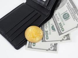 goldenes bitcoin mit dollargeld auf brieftasche das digitale geldkonzept foto