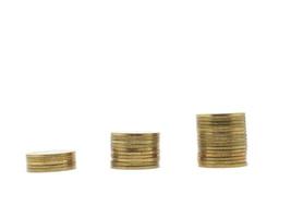 Drei-Gruppen-Münzen-Array, das auf weißem, isoliertem Geschäfts- und Finanzkonzept aufwächst foto