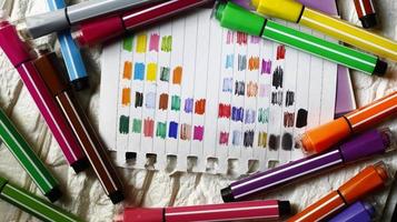 Verschiedene farbige Kunstgegenstände, die in Karachi Pakistan 2022 auf dem Tisch verstreut sind foto