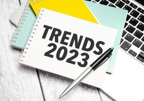 trends 2023. konzeptioneller hintergrund mit diagramm, papieren und stift foto