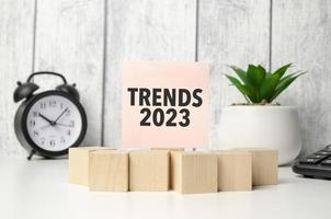 Trends 2023 Wörter mit Uhr mit Holzklötzen foto