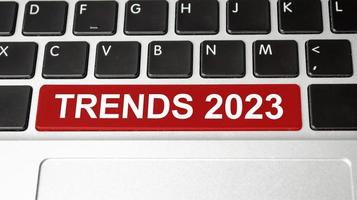 computertastatur mit typografischen trends 2023-taste foto