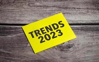 Trends 2023 Text auf Geschäftspapier auf dem Bürotisch foto