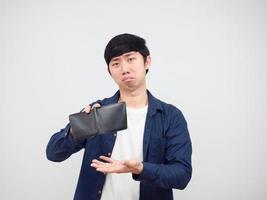 asiatischer mann trauriges gesicht zeigen brieftasche und findet geld, armer mann konzeptporträt foto