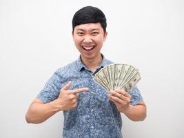 glück des asiatischen mannes zeigt mit dem finger auf viel geld in der hand isoliert foto
