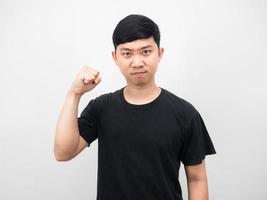 asiatischer mann zeigt faust selbstbewusstes gesicht weißen hintergrund foto