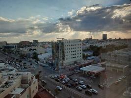 wunderschöne tagsüber skyline von jeddah city, der zweitgrößten stadt in saudi-arabien. foto